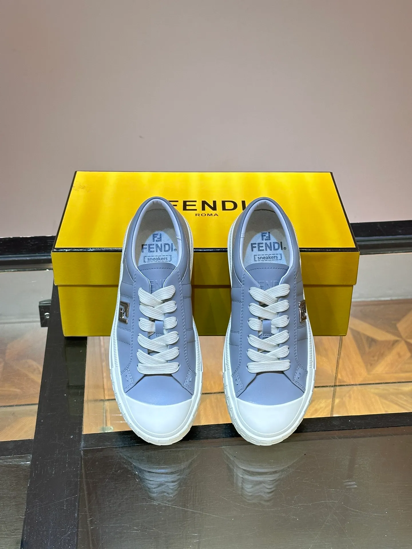 Men's Men's Shoes 💰380 [New Style] 🍿🍿Fendi Fendi Casual Sneakers Skateboard Shoes, the new Domino sneakers have become a favorite shoe. For those who want to create a simple and FENDI-characteristic look, this shoe is the perfect choice. Because this sneaker is one of the most cost-effective among FENDI's entry-level sneakers, it provides a great opportunity to attract and attract all customers who love easy and comfortable everyday sneakers. Size: 38-45 (men’s size 38.45 customized)